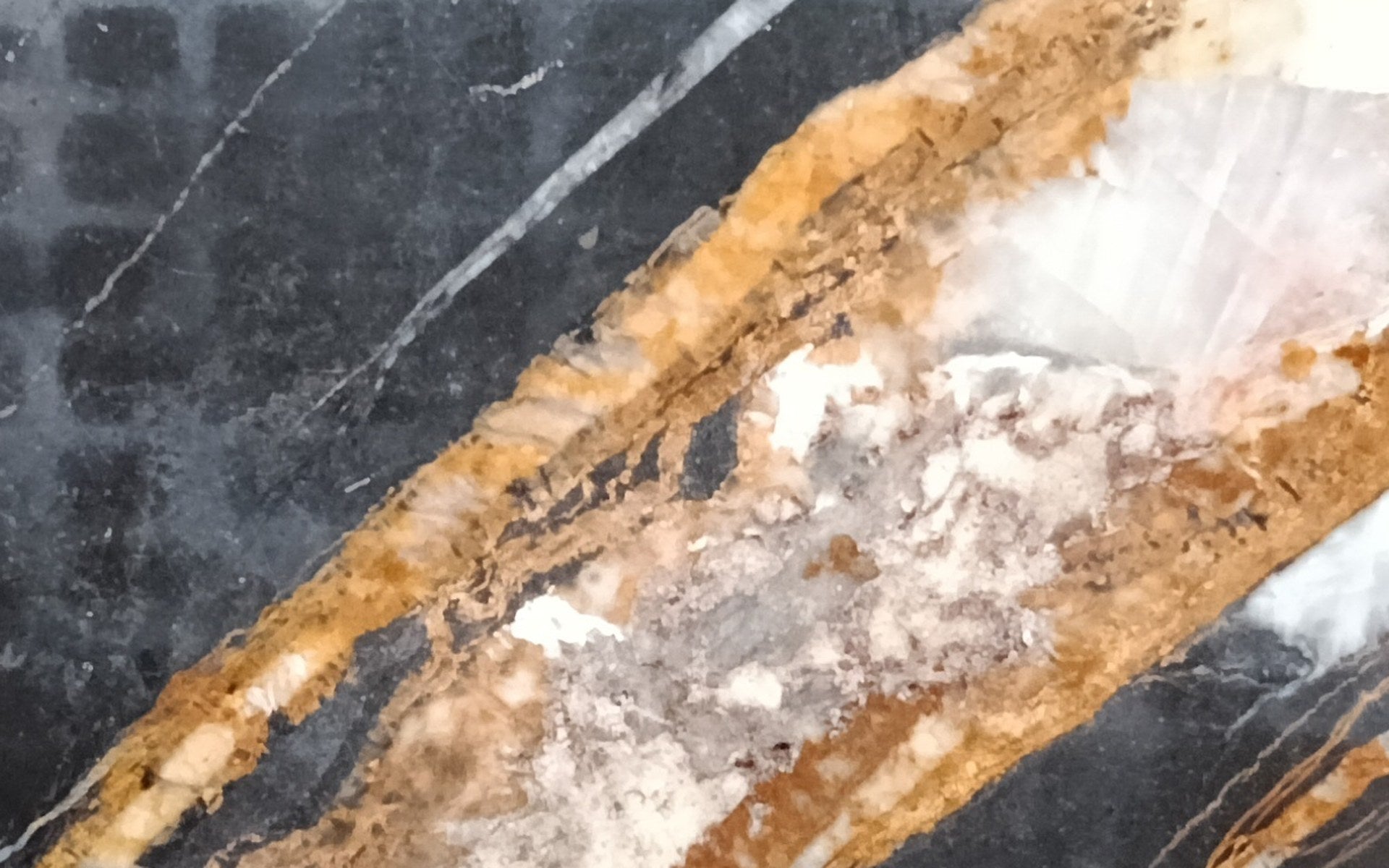 EARTHEN MANTLE